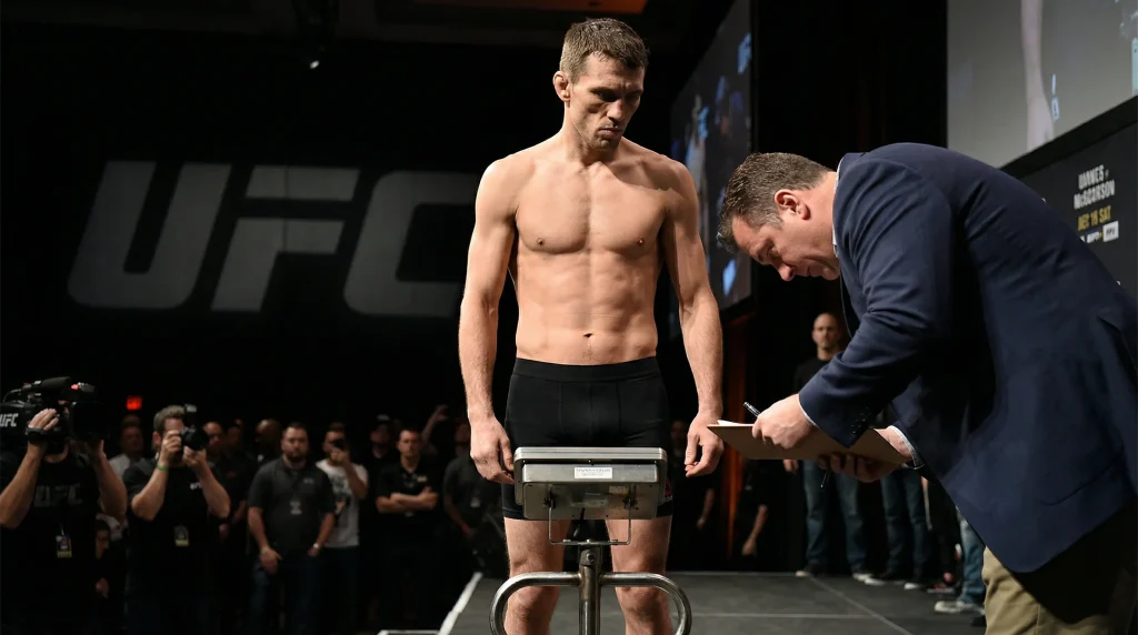 Peleador de MMA en el pesaje oficial de UFC subido a la báscula
